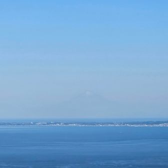 遠くにうっすらと富士山🗻