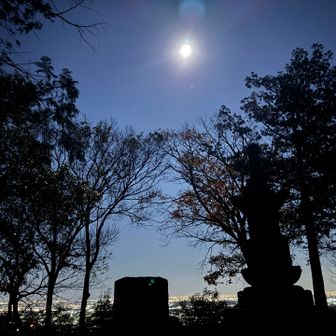 日和田山の山頂から⛰️

夜景とほぼ満月🌕
12月の満月はコールドムーンと呼ぶらしい