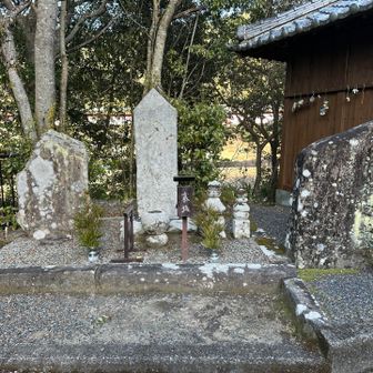 清姫の墓🪦
大正時代までは、ここから300m 上流の富田川右岸の森に墓所がありましたが、国道の拡幅等に伴い現在地に移されました。
清姫は夏になると、この森の下の淵で、丈なす黒髪をなびかせながら泳いでいたと伝えられ、🏊‍♀️いつ頃からか「清姫淵」と呼ばれるようになりました。
（案内板より）