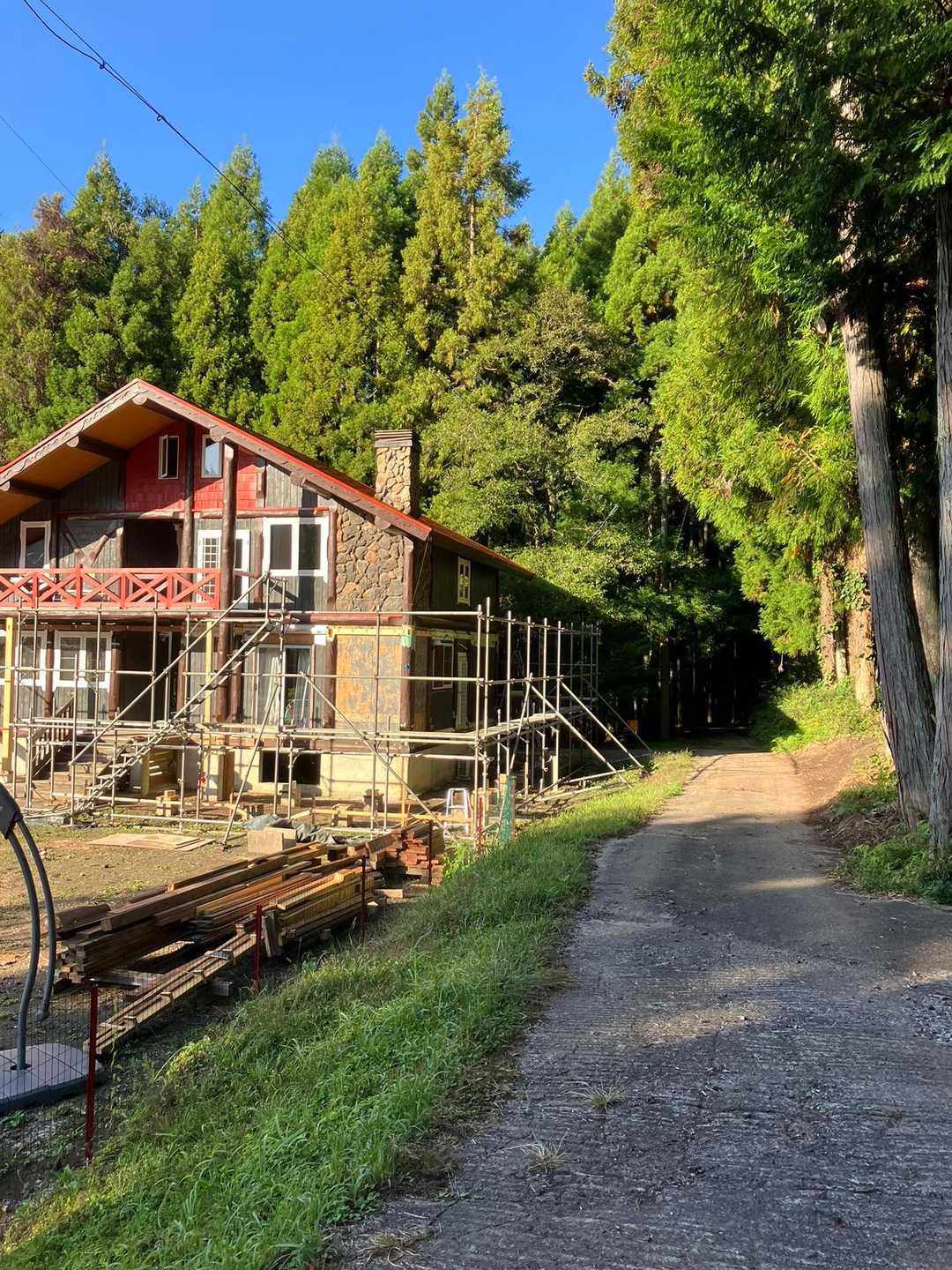 伊賀市のさるびの温泉近くの
西教山⛰️に
初めて登ります😊

この建築中のログハウスが
登山口の目印かな^ ^

