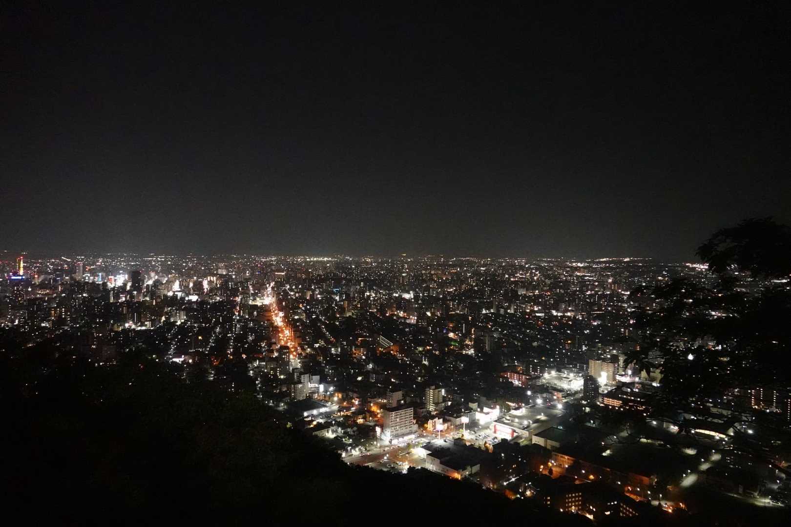 はじめて登る、

夜の円山。

秋風に吹かれながら、

眼下に広がる、

札幌の夜景を見てる。

花火が、

ヨゾラ染めるまでの、

この静かな時間を、

ただ、

穏やかに。
