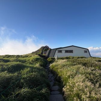 カッコええ

羽黒山の斎館に泊まって翌日月山山頂小屋に泊まり、湯殿山の参籠所に泊まる。芭蕉プランもとい深田久弥プランを模してみたい

芭蕉時代は行程フルで馬と船と歩き
深田久弥時代は六合目までバス
今は八合目か…

ちなみに湯殿山参籠所は満室でした🈵
八合目までのバスがねぇから無理だけど！