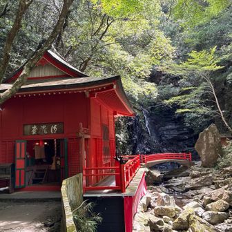赤いお堂の向こうが滝