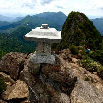 天狗岳山頂です。
南峰まで行けそうです。