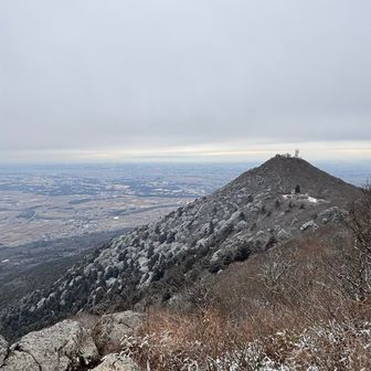 女体山山頂から男体山山頂方向。
