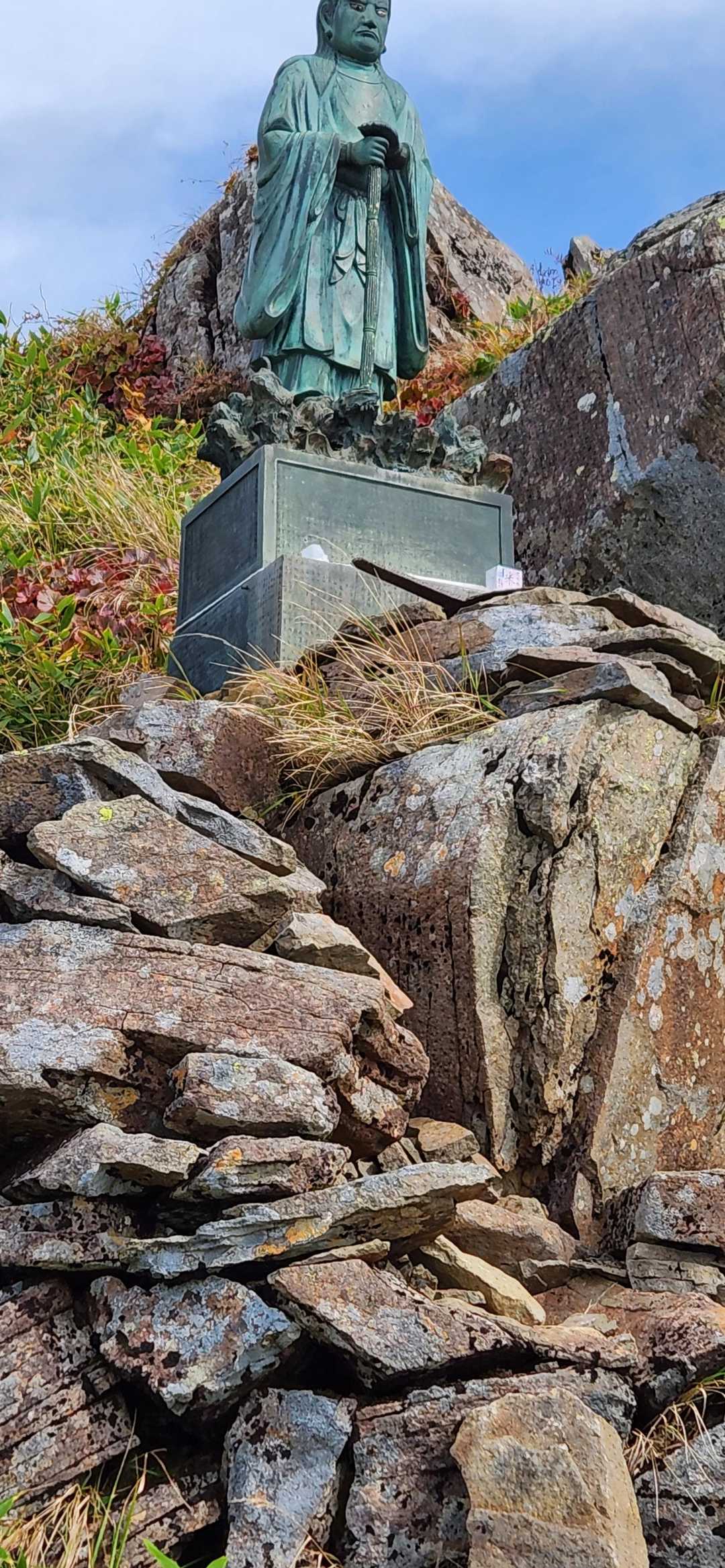山頂近くに日本武尊像。
見守ってくれています。
建立するの大変だったと思います。