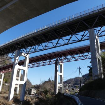 中央道の高架下をくぐります