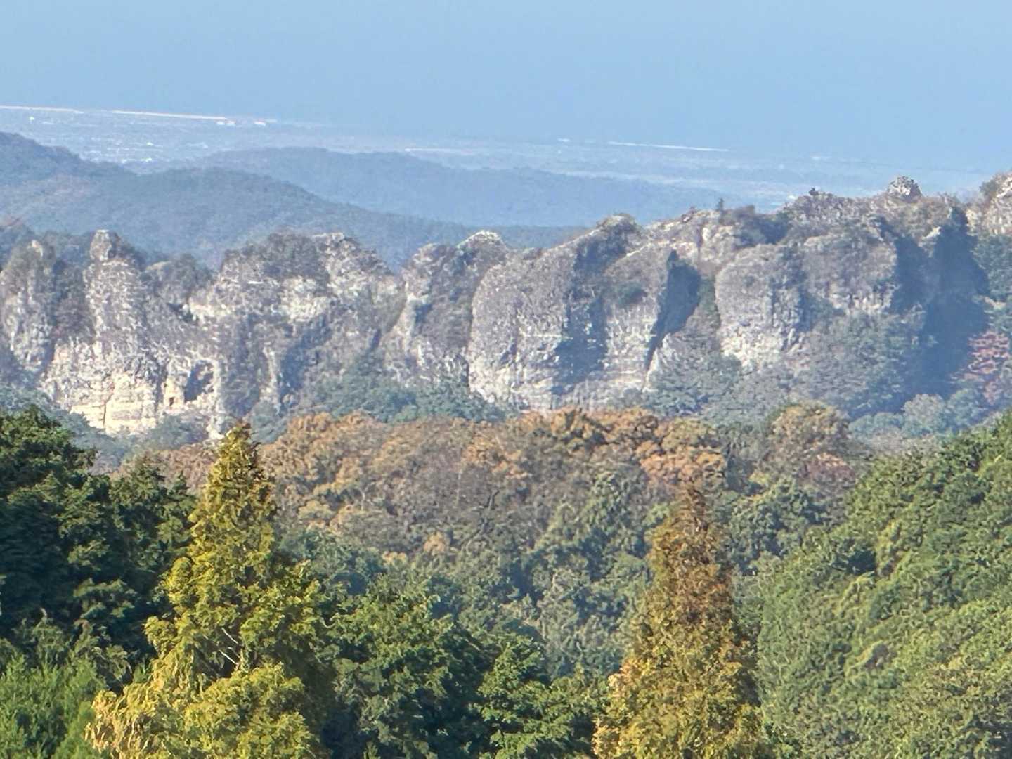 木々の切れ間から山々が見えます
岩肌が連なった山❣️あれはどこ？