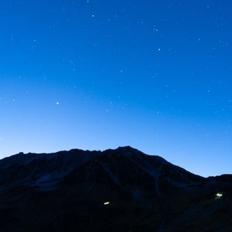日が登り始め、星と夜明けが綺麗