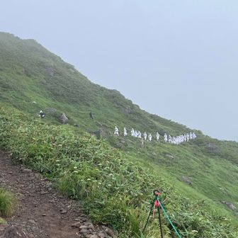 時々法螺貝を鳴らした音が遠くから聞こえてきます。
今まで経験したことのない登山の雰囲気を味わえます。