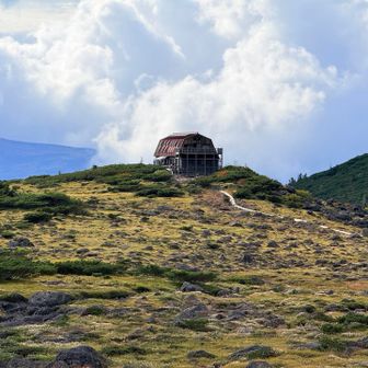 これがまさに「ポツンと一軒家」でしょう☝️

何処の登山口から来ても片道10時間は要する北アルプス最深部。溶岩台地に建つ山荘は、母屋しか無いので凄く絵になる😙きっとオーナーの伊藤二朗氏の美意識の高さだと思いました。