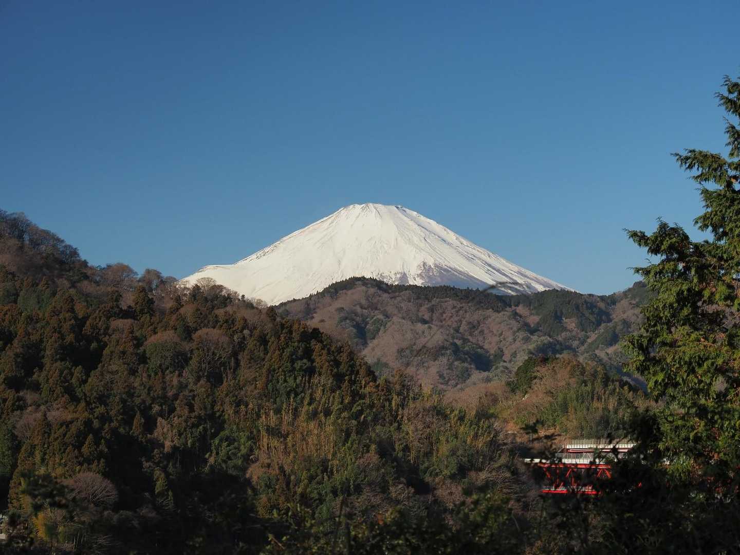 先週までは積雪がここまでなかった！
雪を被った富士山、雲一つない青空、完璧です。