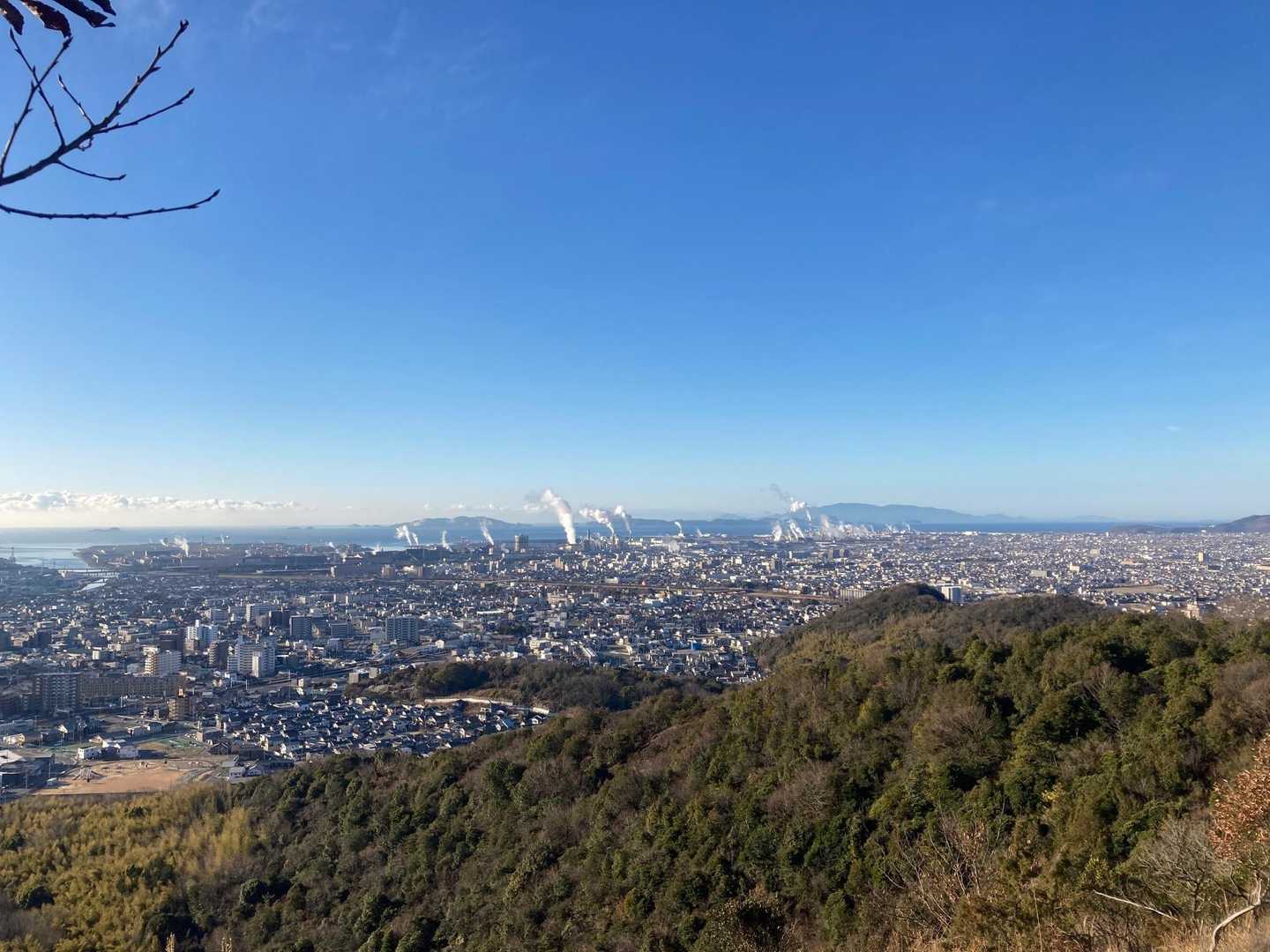 いい感じの晴天ですね。😊工場から煙モクモク☁️