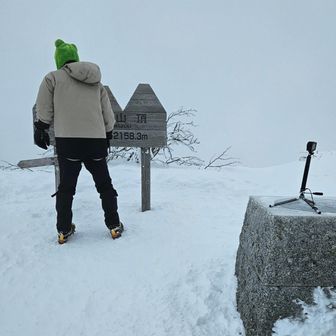 YouTuberさん
『今年一年を振り返る～🐸』と動画撮影中📹
極寒で観てられないので挨拶して先に失礼しました😆Thank you.
