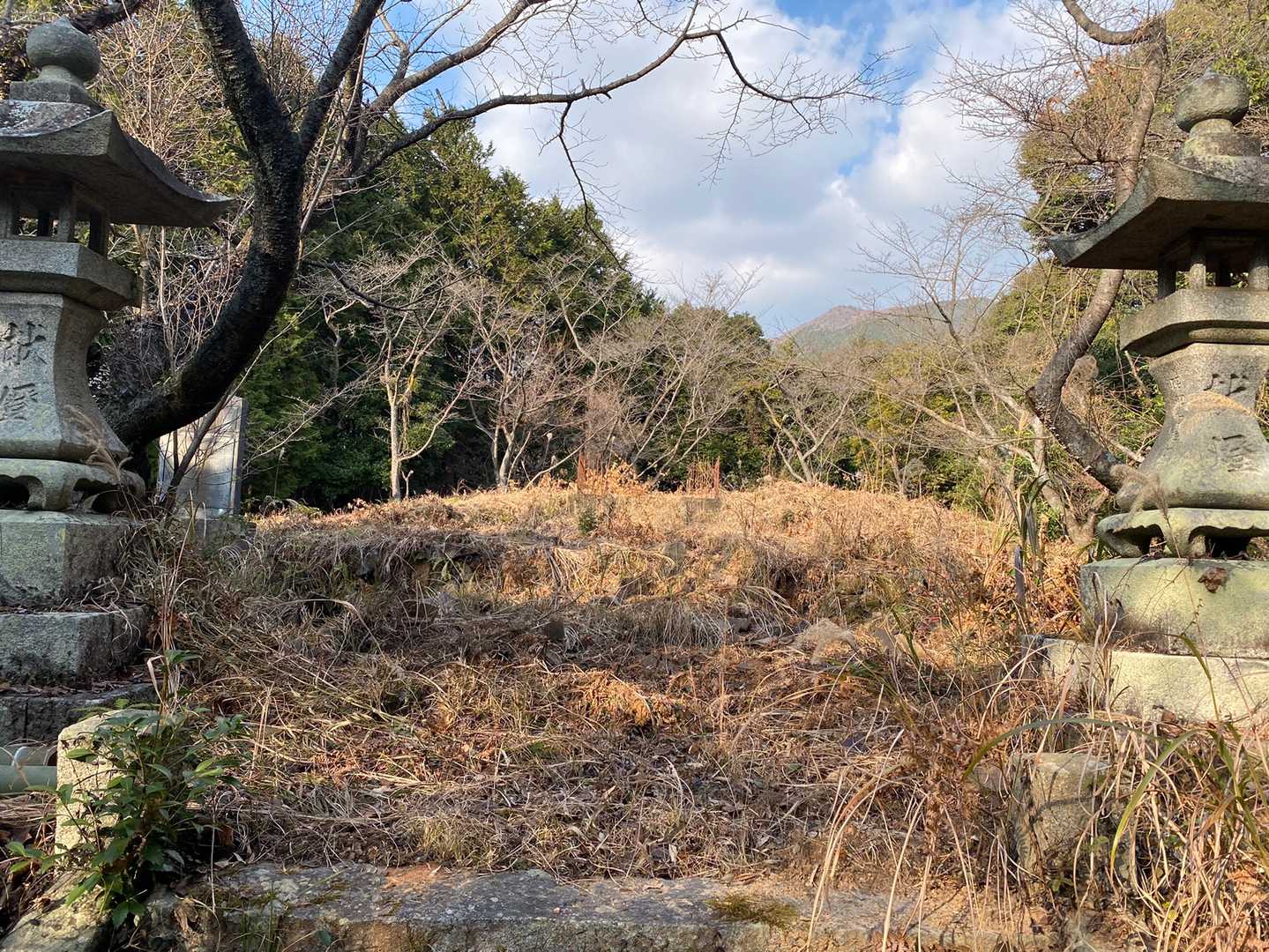 170段の石段を喘ぎながら上り詰めると社殿が無くなってました。廃社になったのか😞