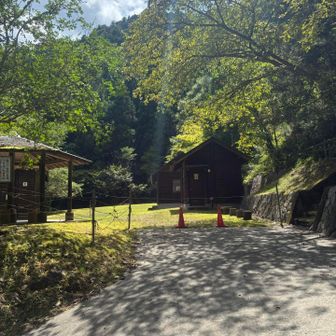 下山。駐車場脇の川で足を冷やしました😄