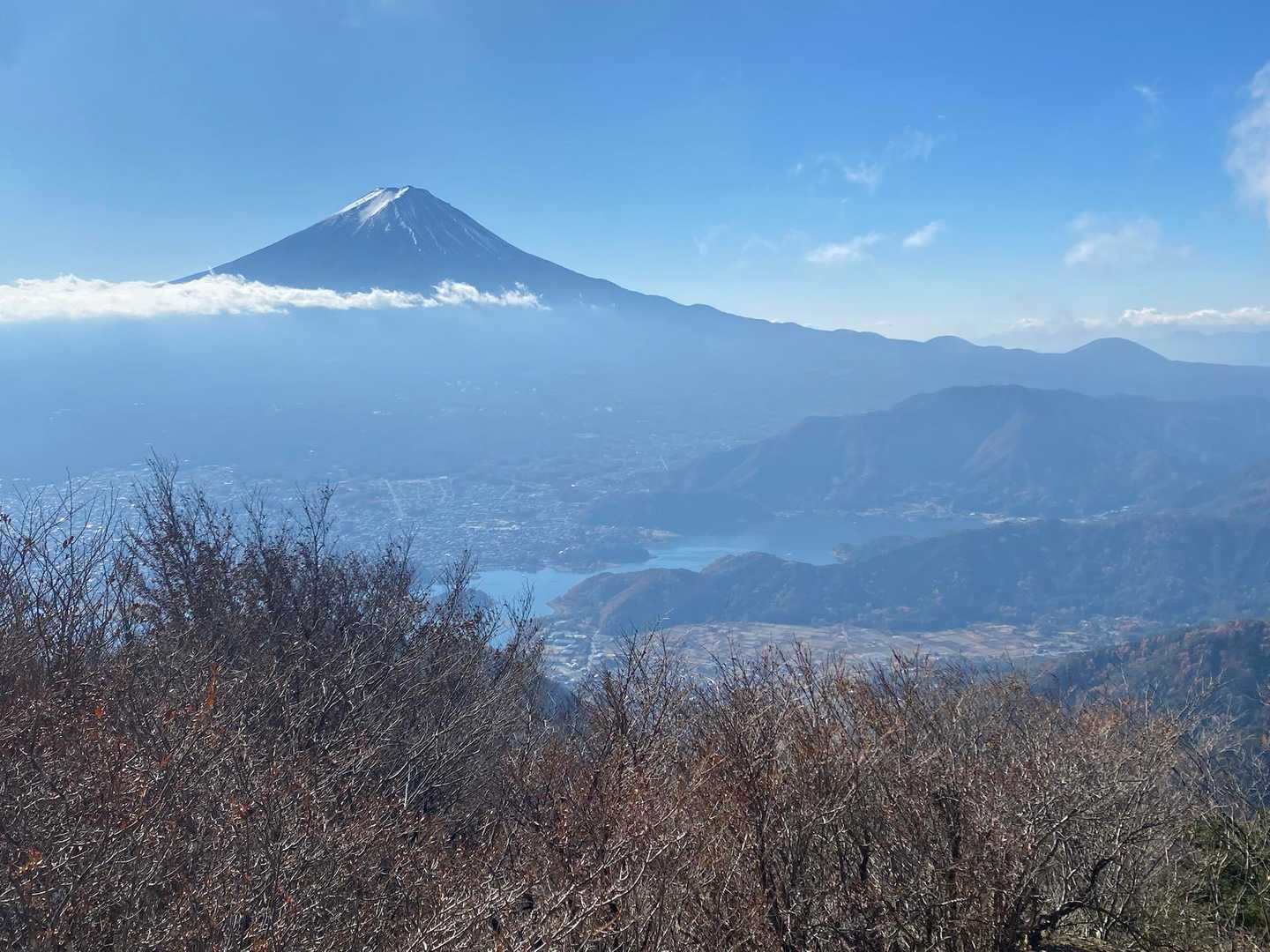 山頂から少し歩くと展望スポット🤩