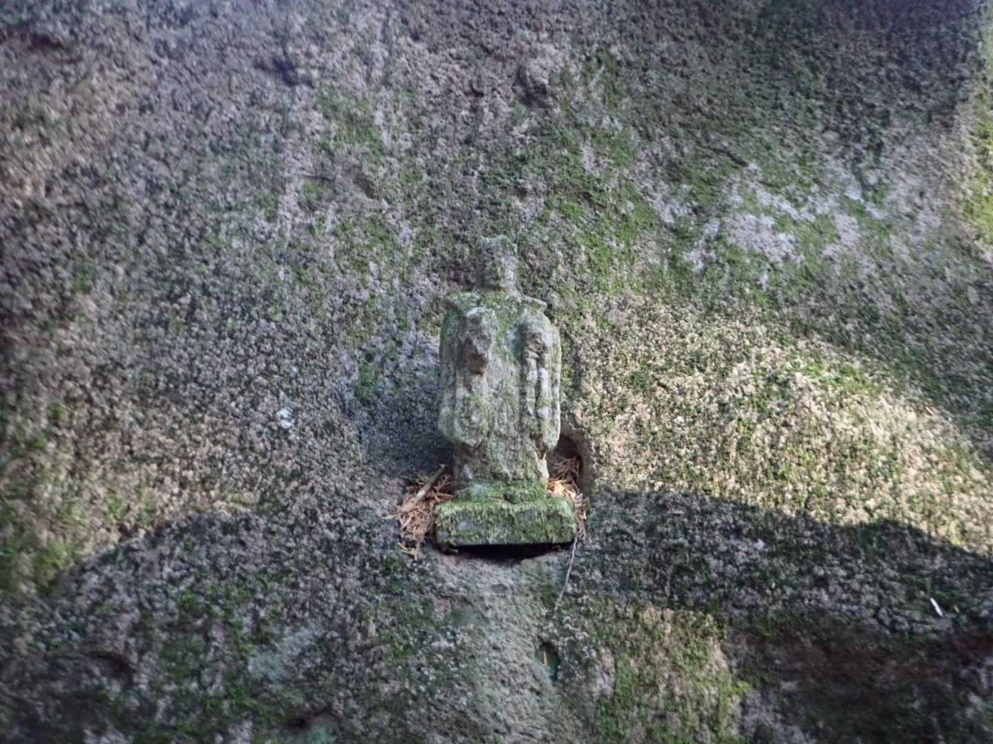 ひっそりとある石像