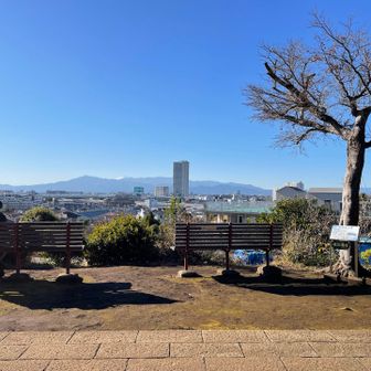 山頂からの眺め。富士山も見えてます。いちおう独立峰なのかな？四方がひらけていて気持ちの良い山頂です。