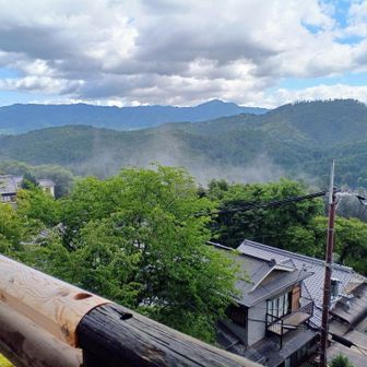 金峯山寺の仁王門は解体修理中で工事完了は2年半後…雨上がりの朝だからか訪れる方は少なく、通り沿いのお店は準備されてたり。