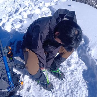 尾根に出たところでチェーンスパイクからアイゼンに換装