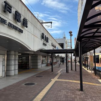 ちょっと三宮まで....
地下鉄に乗れば10分なのに、定期券も持っているのに、歩いて行くことにします。
駅は素通りします。