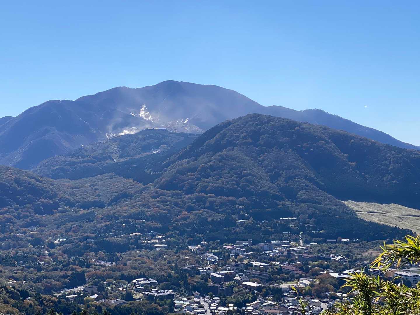 仙石と大涌谷の噴煙。