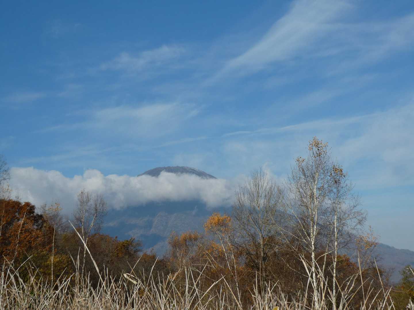 羊蹄山
山頂少し白いですね