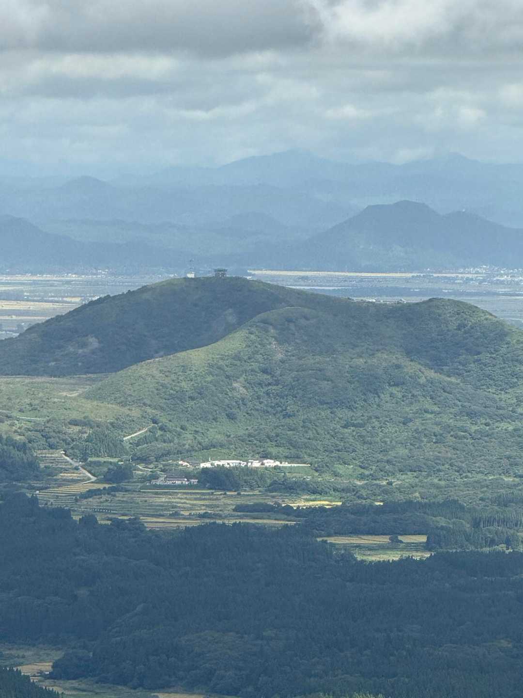 寒風山の奥に森山、その奥は森吉山かな？