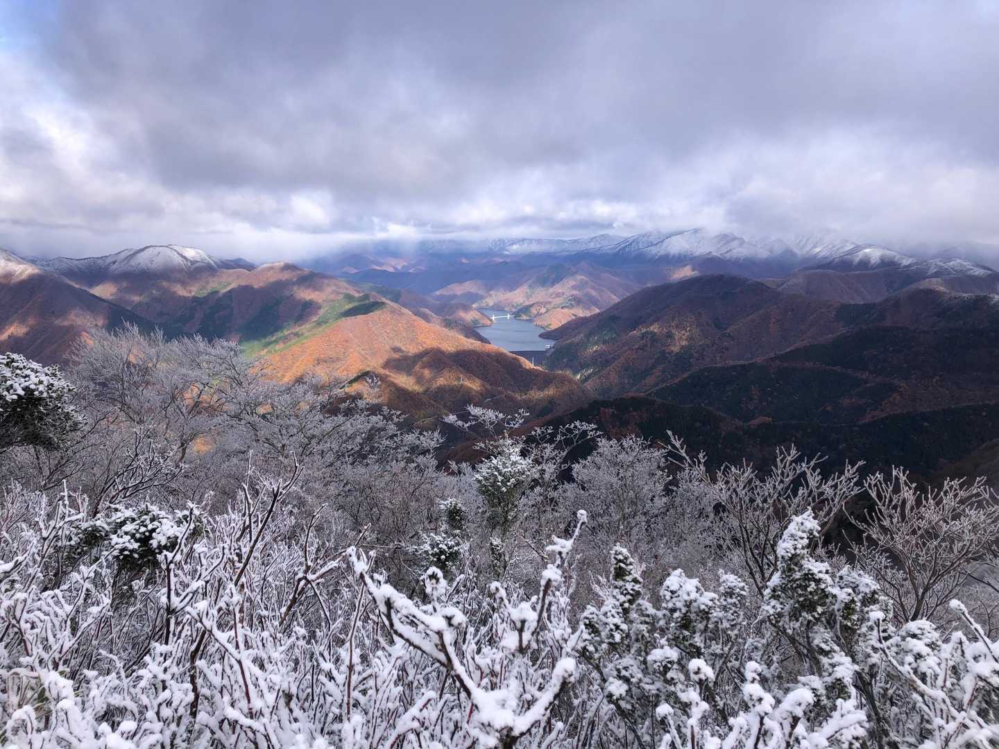 雪と徳山ダム。キレイ😍