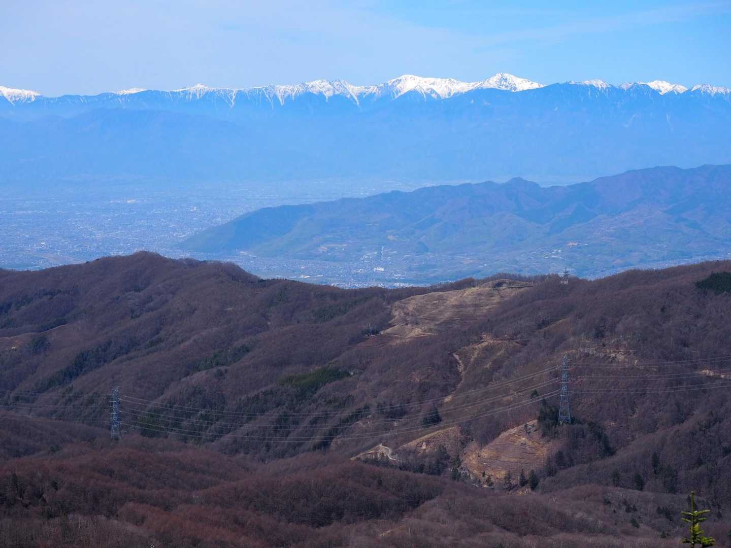 登り切ると、名だたる山々がお出迎え。名前なら、この山も負けてませんぜ