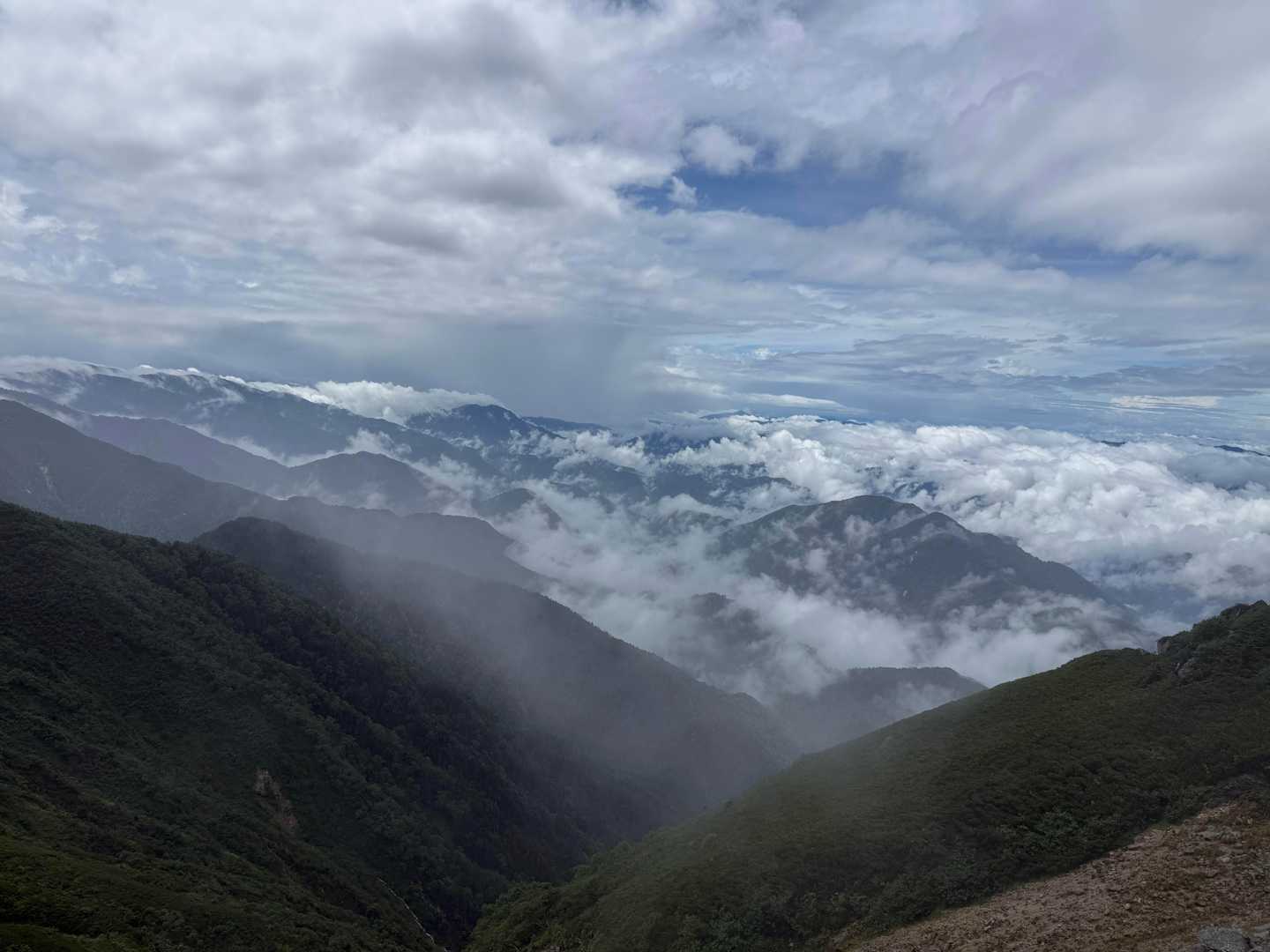 とれてきて辺りの峰々が、