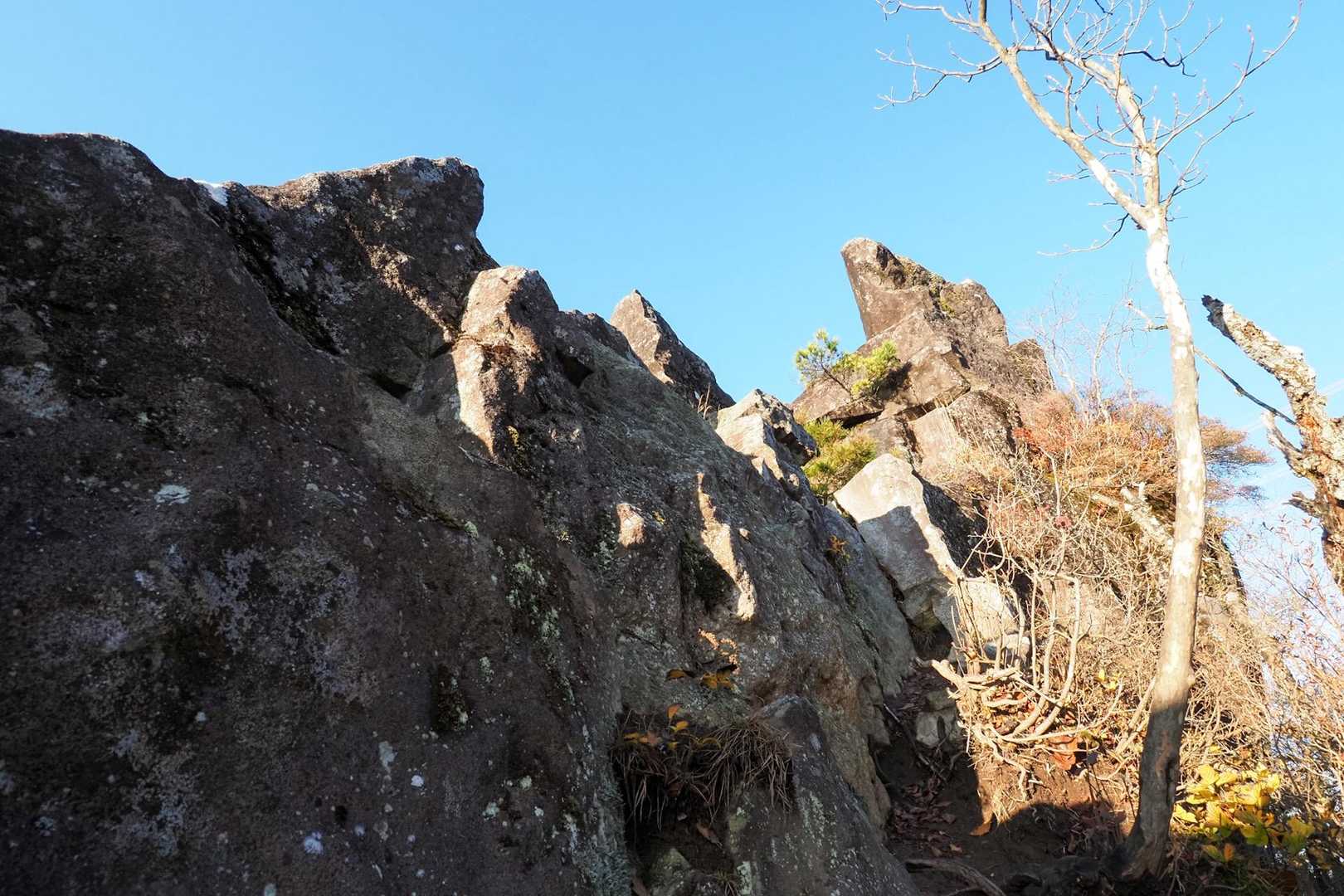 途中西峰を経てしばらくすると岩峰に。登ってみると、