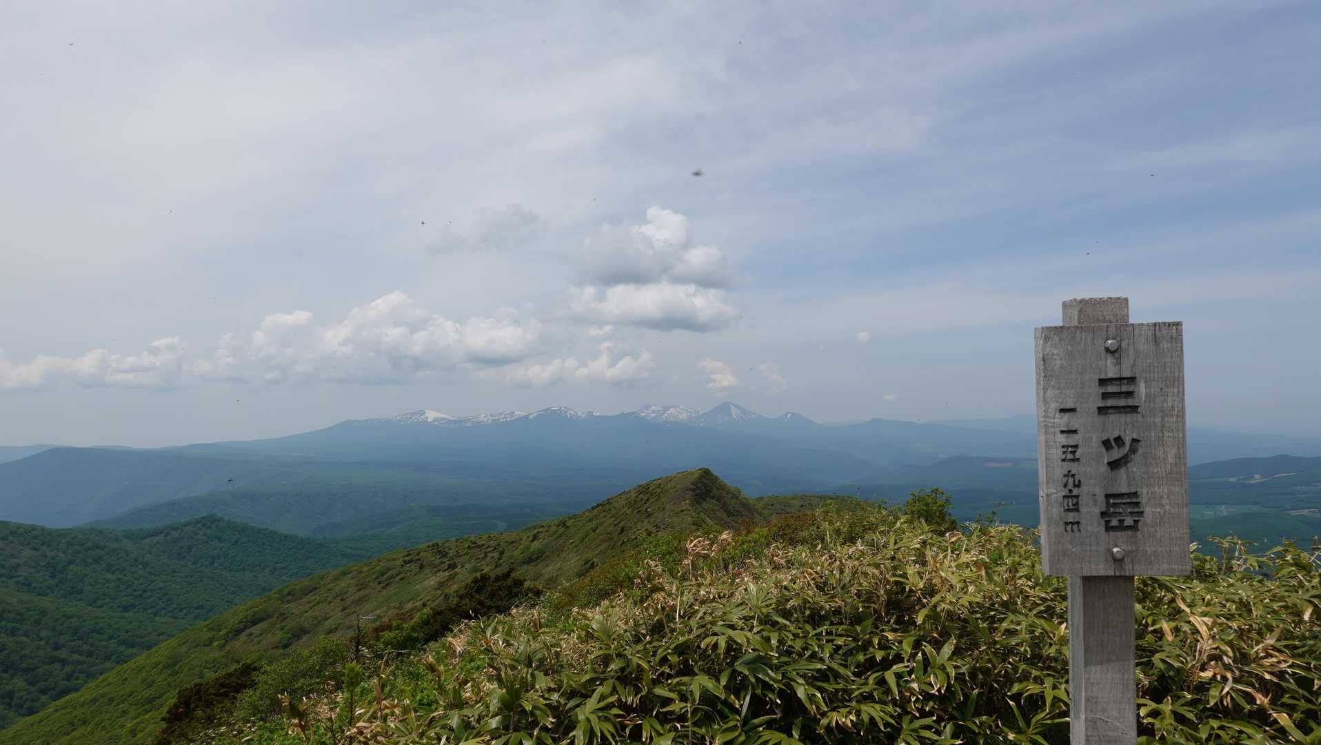 三ツ岳（戸来岳）山頂から望む南北八甲田
