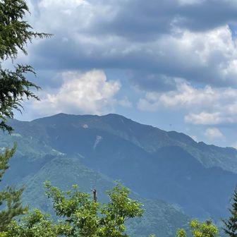 大峰三山

弥山、八経ヶ岳、明星が岳は、一番奥だと思う。手前はそこに繋がる山並
