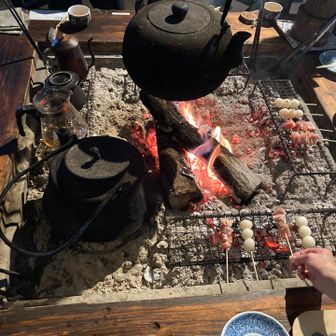 囲炉裏を囲んで、焼き鳥とお団子焼きました🍡
初めての体験でしたが楽しかったです♪