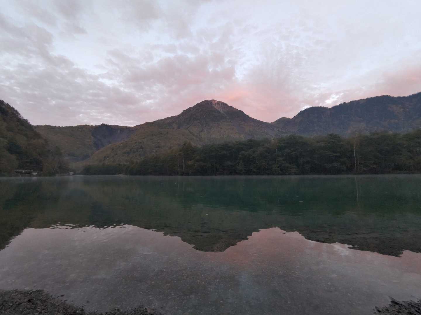 大正池からスタートです。大正池に映る焼岳のモルゲンロート。とても静かな朝です。