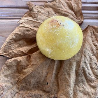 おやきみたいで、中に野沢菜なのか高菜入りで美味^_^