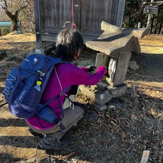 高山不動尊奥の院
この祠、コンクリートの板でできた扉が付いてました
ちゃんと開閉できて手がこんでました
中には🪨石が祀ってあります🙏