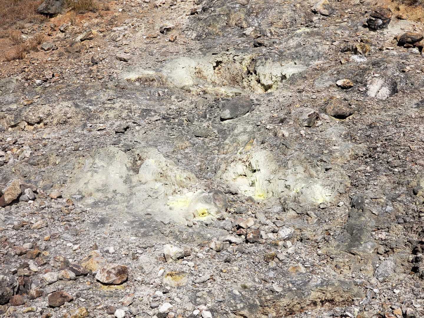硫黄の臭い、強烈
