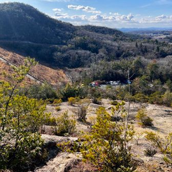 引き返して駐車場に向かって降りていく。