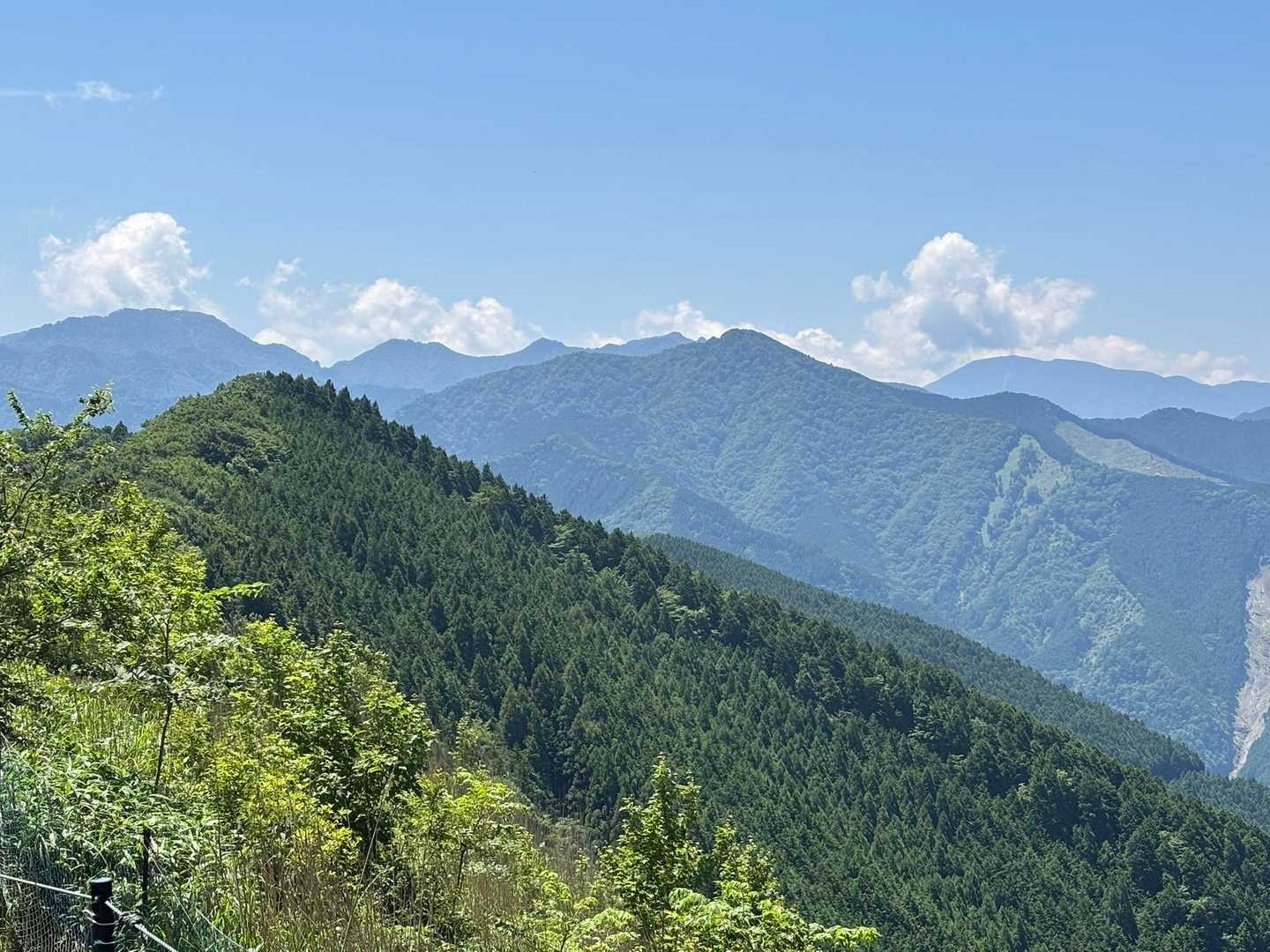 『四寸岩山』頂上付近から南方を望む。
『大天井ヶ岳』と左に『山上ヶ岳』その奥に『稲村ヶ岳』あたり右に『弥山・八経ヶ岳』