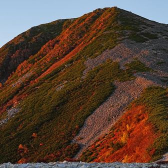 朝日を浴びる常念
紅葉で美しさ倍増🤩
これはいい色だ