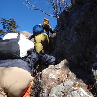ここの岩を登れば本社ヶ丸頂上