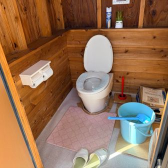 木ノ又小屋の屋外トイレはスリッパが用意されていてとても綺麗
ただし、水は凍結しているのでペットボトルの水など自分が持ってきたものを使うと良い🙆
もしくはここも携帯トイレを使用する