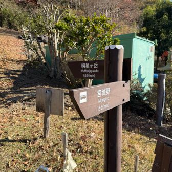 少し急な舗装路をしばらく歩いて登山道に到着。暑い🥵　ここでフリースを脱ぎます。