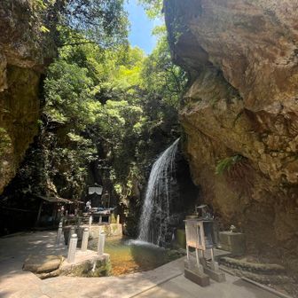 ぐるっと回って滝到着
沢沿いを歩いて来るので
気持ちが良い