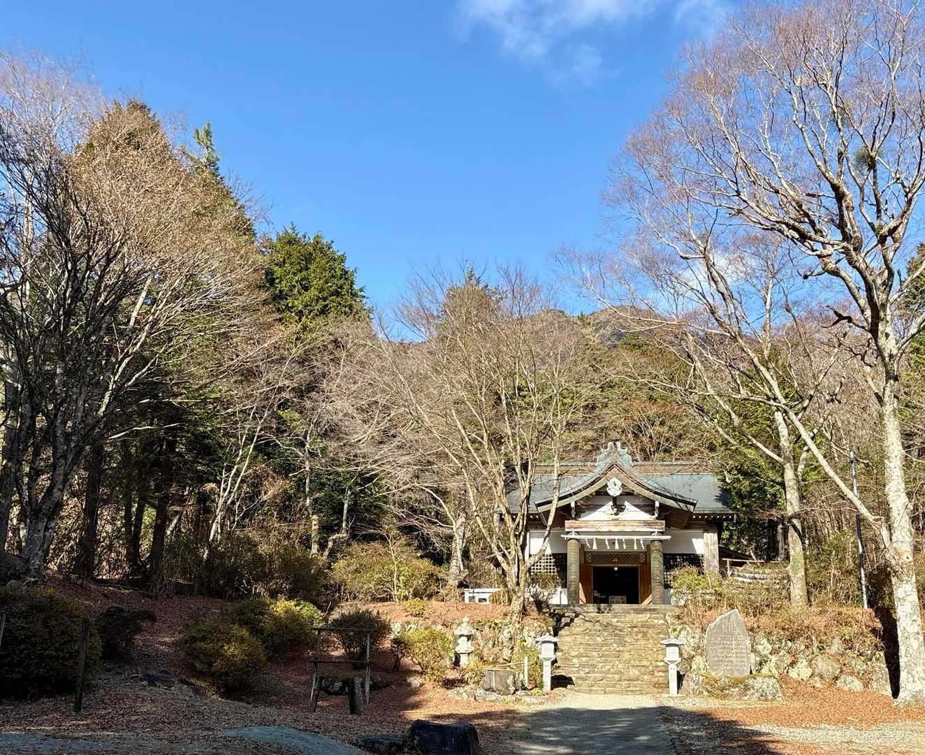 そして､公時神社に到着です⛩️
ひと月前には見事な紅葉🍁の見頃だった公時神社境内｡