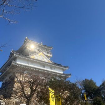 岐阜城の天守閣の手すりに温かい太陽の光が反射していました