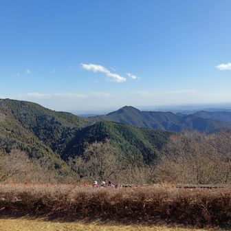 展望台からの景色。
多くの人がお昼ご飯を食べていました。